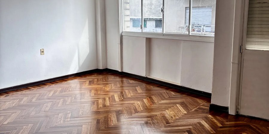 Apartamento De 2 Dormitorios, Terraza, Cordón.