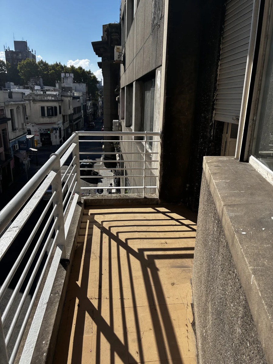 Apartamento De 2 Dormitorios, Terraza, Cordón.