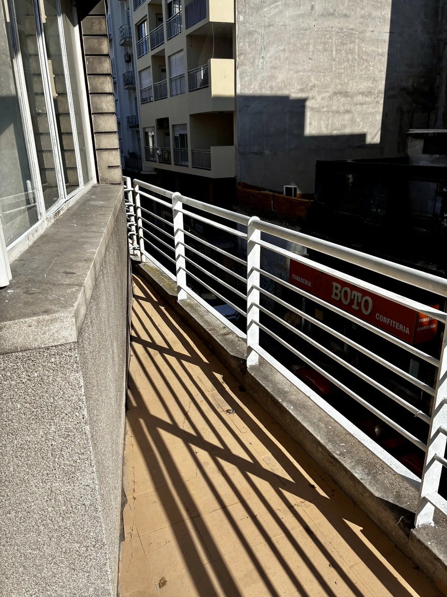 Apartamento De 2 Dormitorios, Terraza, Cordón.