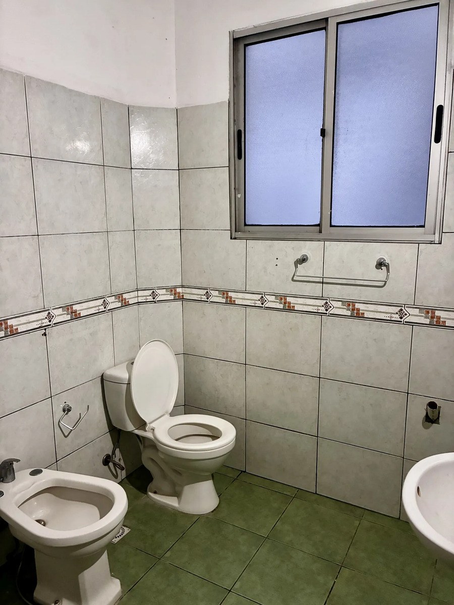 Apartamento De 2 Dormitorios, Terraza, Cordón.