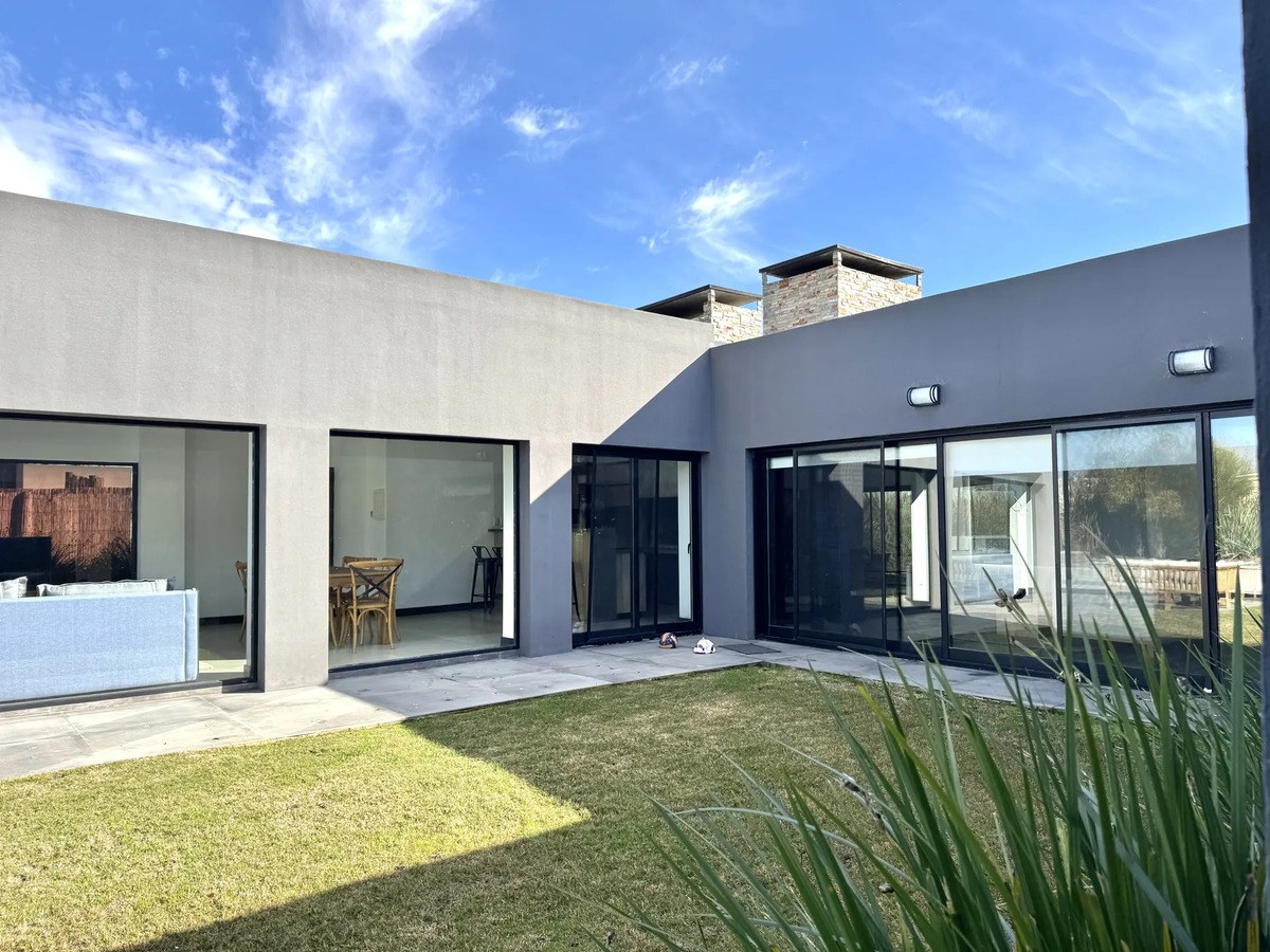 Casa En Alquiler – Viñedos De La Tahona – 4 Dormitorios. Gastos Comunes Incluidos!