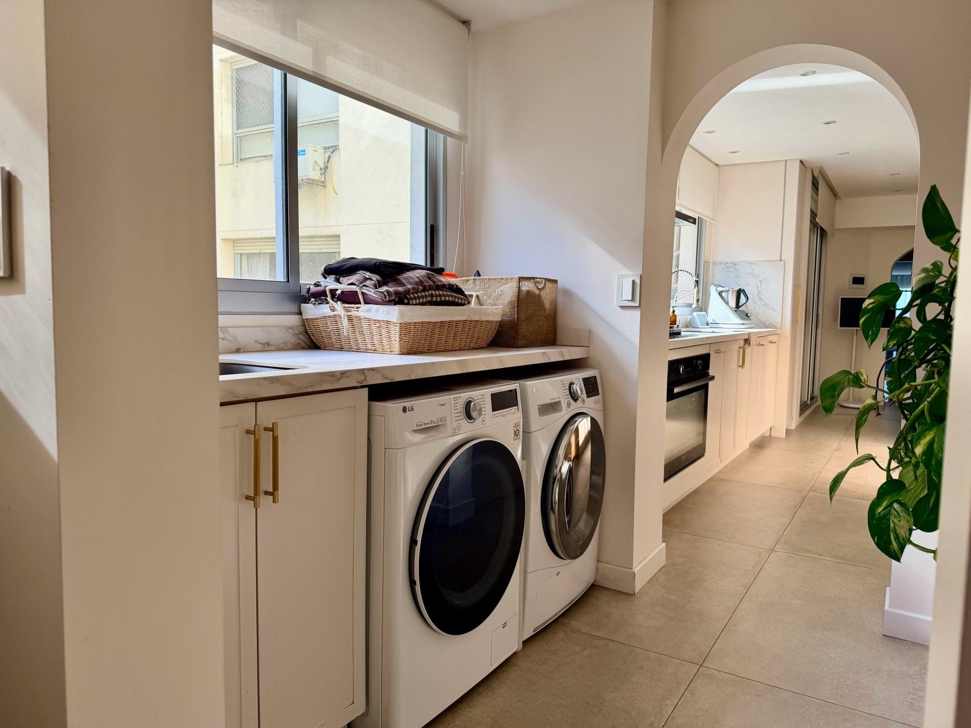 Exclusiva Planta en Rambla de Pocitos – 4 Dormitorios + Servicio – Parrillero – Vista Al Mar