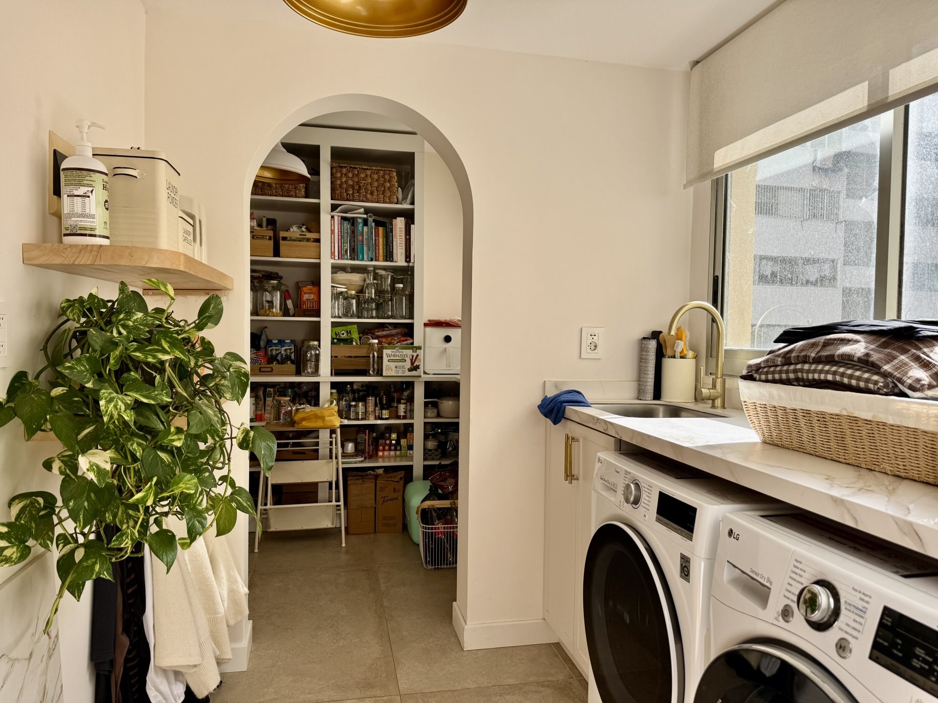 Exclusiva Planta en Rambla de Pocitos – 4 Dormitorios + Servicio – Parrillero – Vista Al Mar