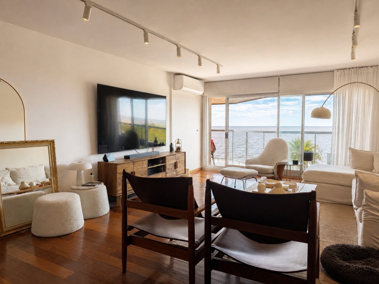 Exclusiva Planta en Rambla de Pocitos – 4 Dormitorios + Servicio – Parrillero – Vista Al Mar