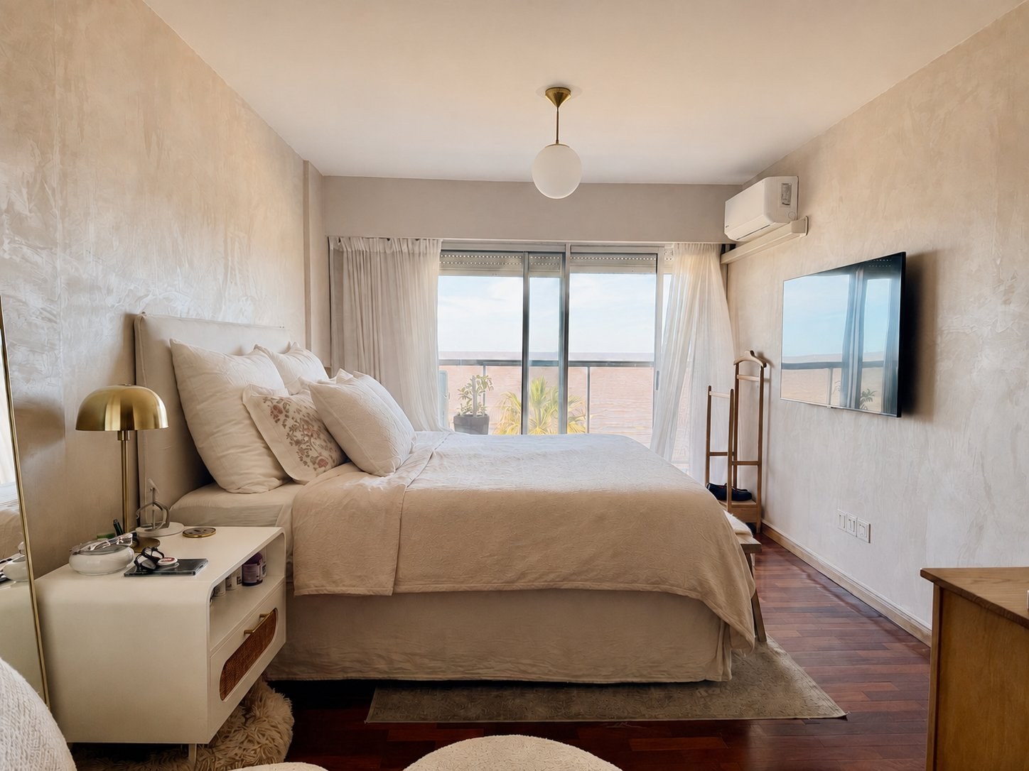 Exclusiva Planta en Rambla de Pocitos – 4 Dormitorios + Servicio – Parrillero – Vista Al Mar
