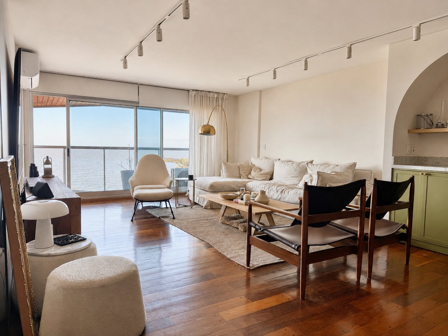 Exclusiva Planta en Rambla de Pocitos – 4 Dormitorios + Servicio – Parrillero – Vista Al Mar