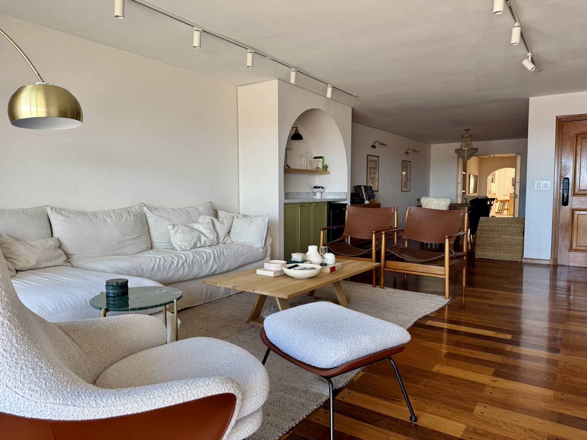Exclusiva Planta en Rambla de Pocitos – 4 Dormitorios + Servicio – Parrillero – Vista Al Mar