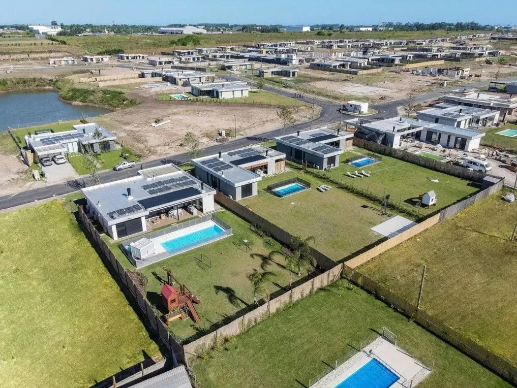 Casa 3 Dormitorios – Piscina – Losa Radiante – A Estrenar – Entrega En 8 Meses – Barrio La Juana